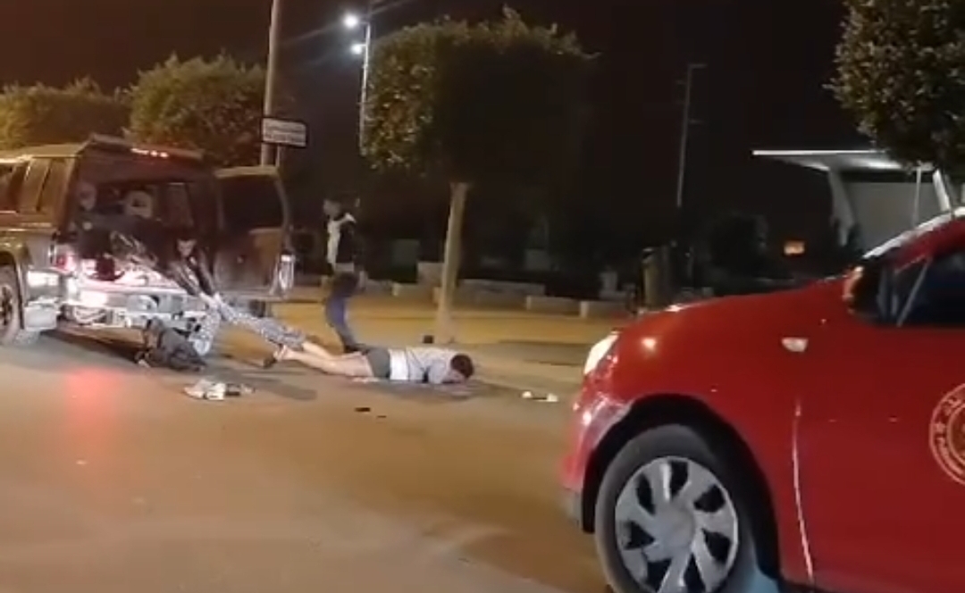 فيديو مرعب + 16 :     إعتداء فظيع على شاب بعد إختطافه ورميه من سيارة من طرف شخصين بمحاذاة محطة القطار بوجدة !