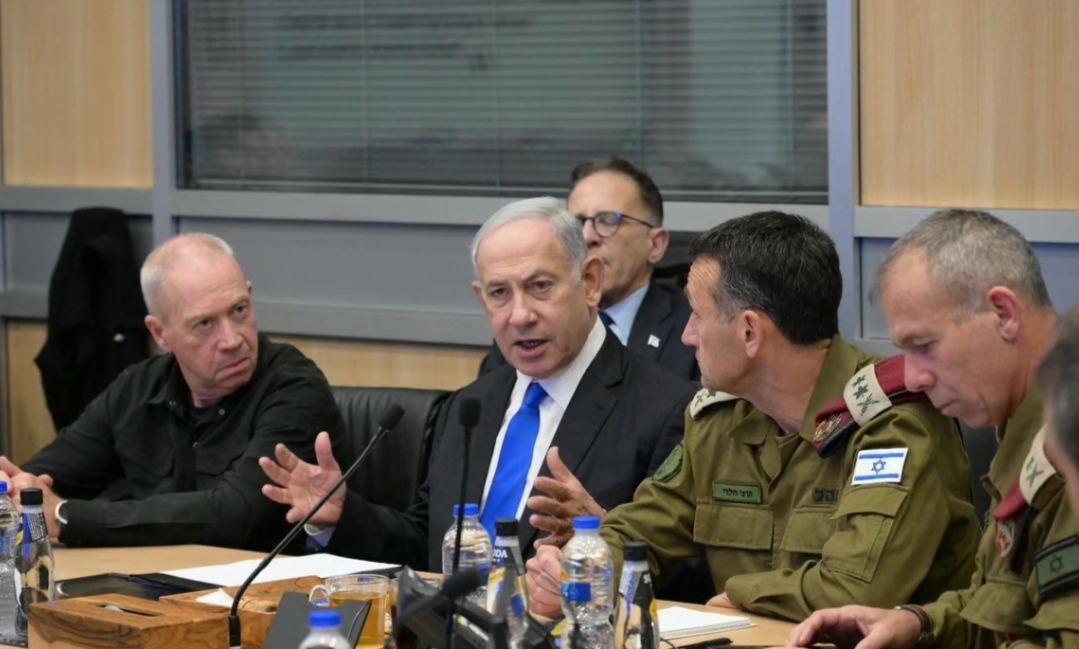 اجتماع مجلس الحرب الإسرائيلي ينتهي بمشاجرة بين وزراء نتنياهو وجنرالات الجيش !
