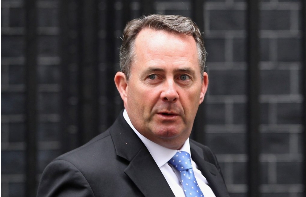 البرلماني البريطاني “ليام فوكس” يدعو بلاده للاعتراف بمغربية الصحراء