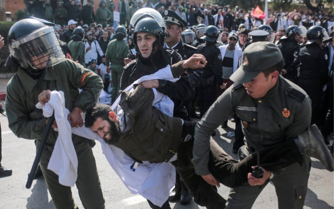 محاكمة 14 منهم غدا الثلاثاء … أساتذة التعاقد يحتجون ضد طرد المضربين !!