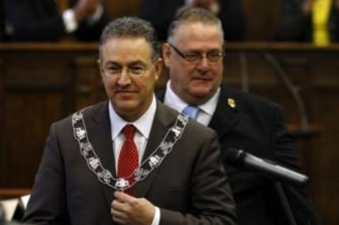 بعد عقد ونصف من النجاح … المغربي أحمد أبو طالب يقرر التخلي عن منصبه كعمدة لروتردام الهولندية !