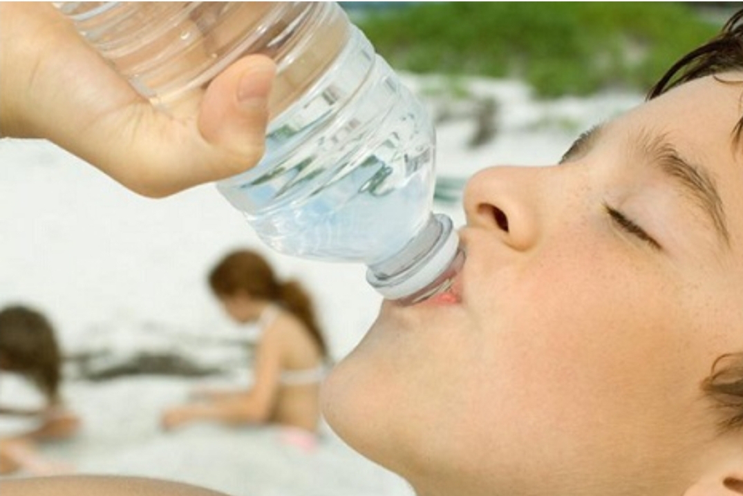 فضيحة تهز العالم … مياه قنينات البلاستيك مشبعة بمواد قاتلة مائة بالمائة