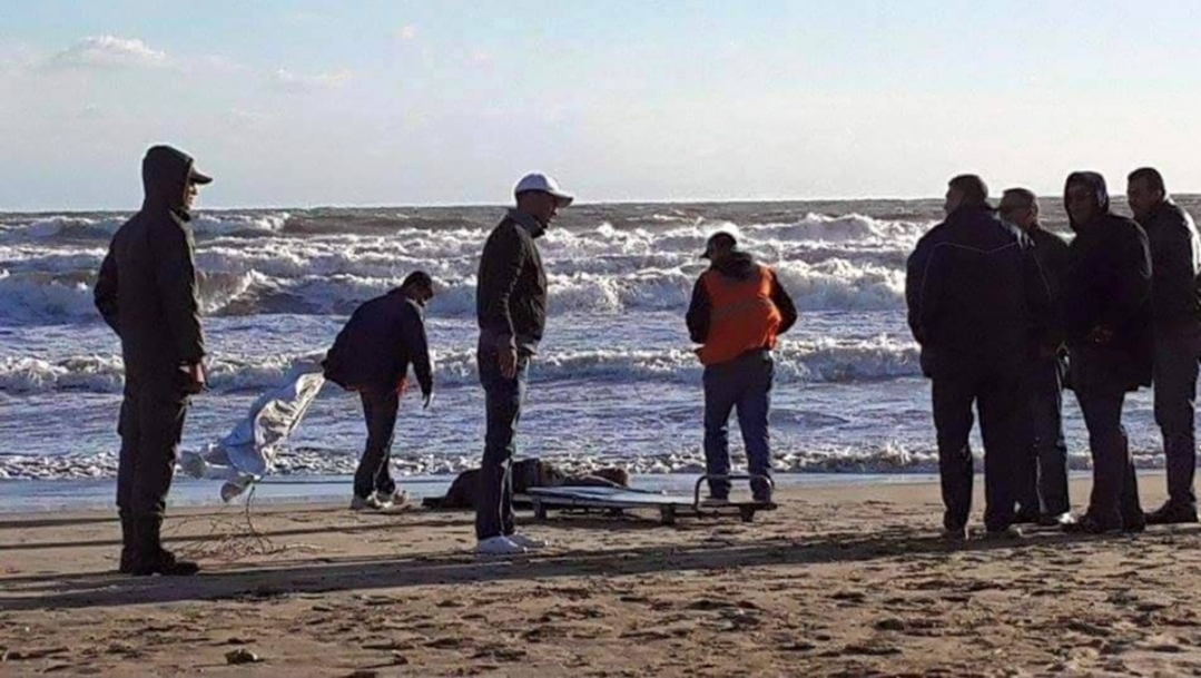 أمطار طنجة تجرف شاب عن طريق الواد الحار إلى البحر