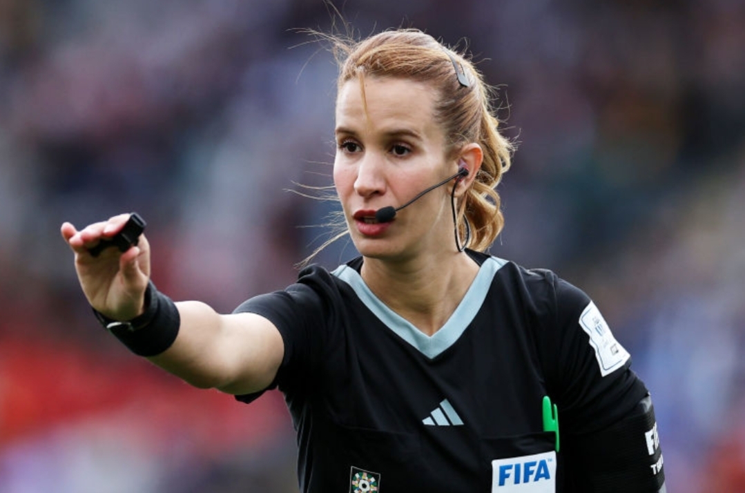 كربوبي مفتشة الشرطة المغربية تفوز بجائزة أفضل حكمة لكرة قدم بالعالم العربي