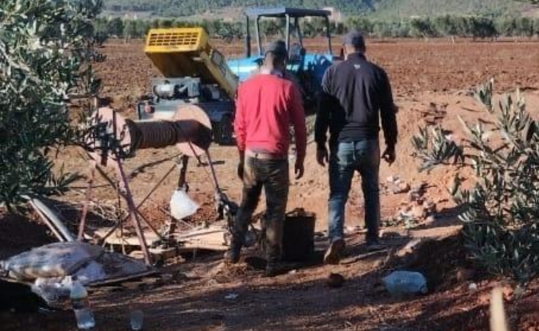 عون سلطة بجماعة بوعرك بالناظور يسمح بحفر بئر عميق ، ودون ترخيص وبمقابل !