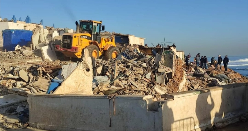 والي السلطة أمهيدية يزيح أتباع الوالي الصالح … جرافات تهدم مساكن شوافات “السيد عبد الرحمان” بالدار البيضاء