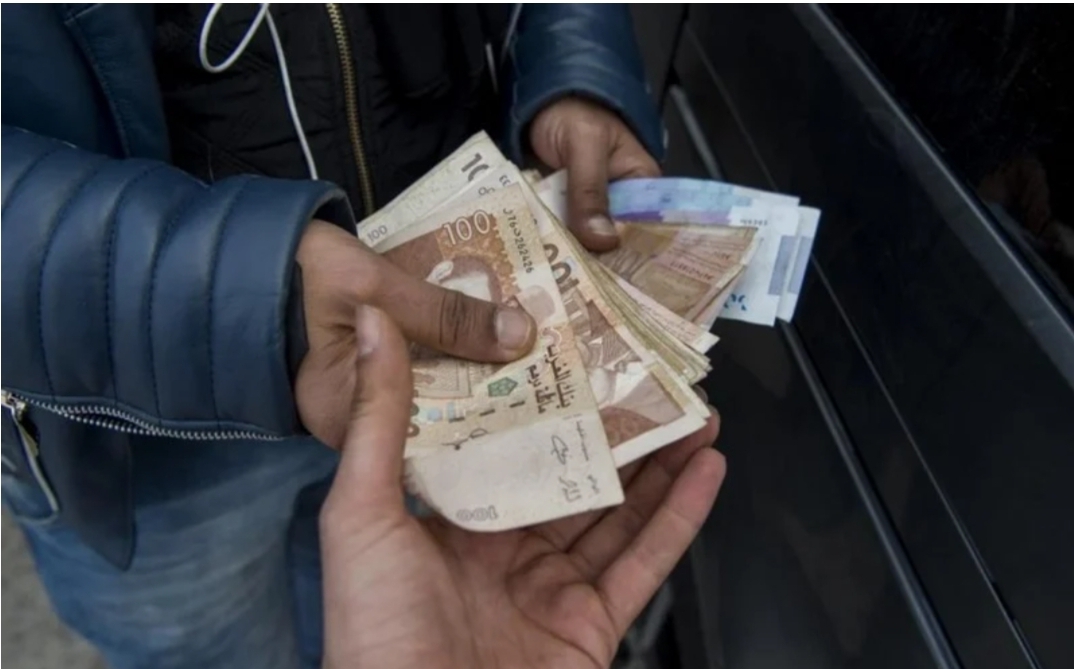 فضيحة … عون سلطة ببلدية بني درار بوجدة يبتز بارون مخدرات معتقل في 7 ملايين مقابل شهادة الاحتياج