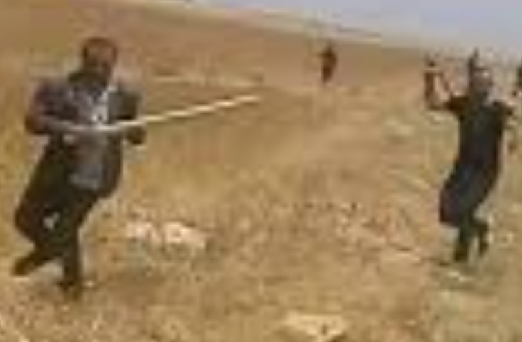 شخص يكسر رأس ستيني بحجرة ويرديه قتيلا بسبب نزاع حول أرض