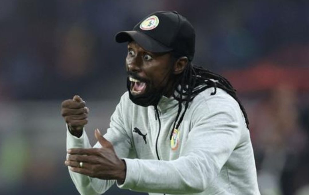 إنهار … نقل مدرب المنتخب السنغالي إلى المستشفى بعد نهاية مباراة فريقه مع الكامرون