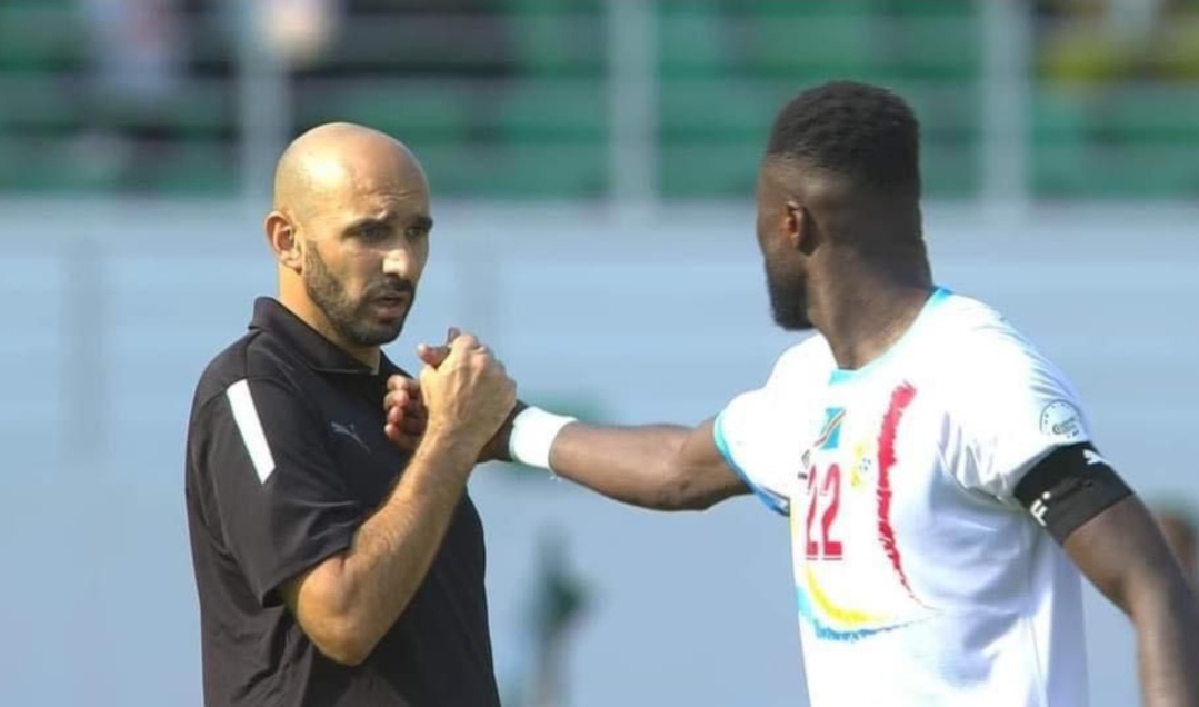 الركراكي يوضح أسباب التوتر مع عميد منتخب الكونغو بعد نهاية المباراة