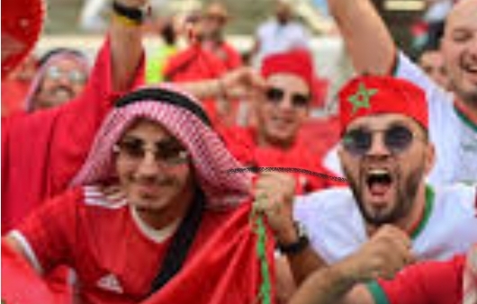 خبث الجيران … جزائريون يرتدون ملابس المنتخب المغربي ويقومون بأعمال خسيسة بساحل العاج مدعين أنهم مغاربة