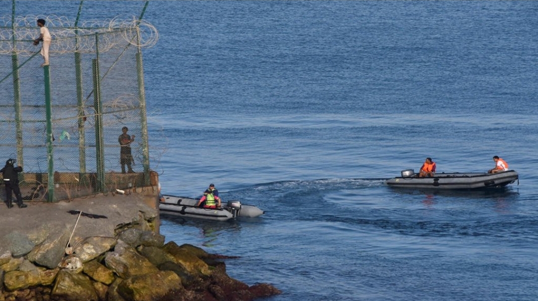 20 مهاجرا سريا يتمكنون من إختراق حدود سبتة بعد يوم من حلول وزير الداخلية الإسباني بالرباط