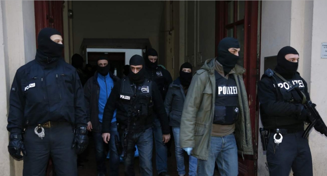 يهم المصالح الأمنية المغربية … الشرطة الجنائية الألمانية تطارد ( الشيخاوي ) رجل مافيا مغربي تربطه علاقات مشبوهة برئيس جهة الشرق المعتقل !