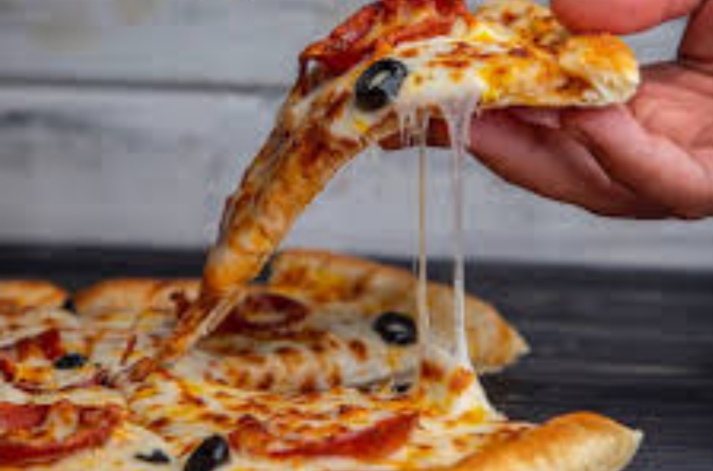 “بيتزا” تقتل أستاذة بالعيون