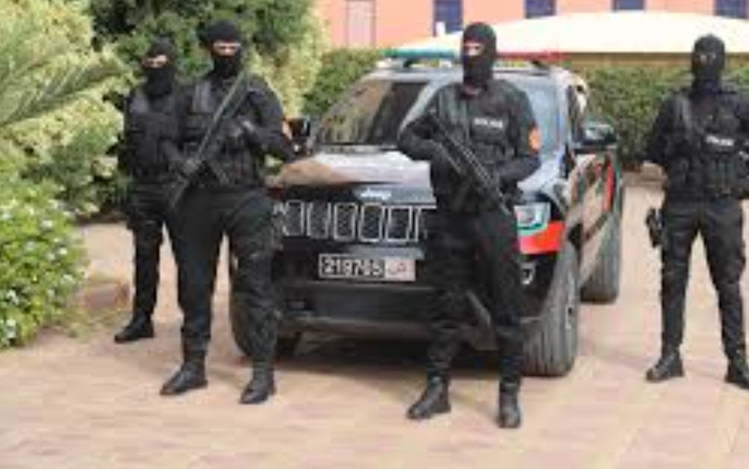 مصدر :    البارون الصحراوي سلم نفسه طواعية للفرقة الوطنية أمام منزله بضواحي وجدة واكتشاف نفق يربط ضيعته بالتراب الجزائري