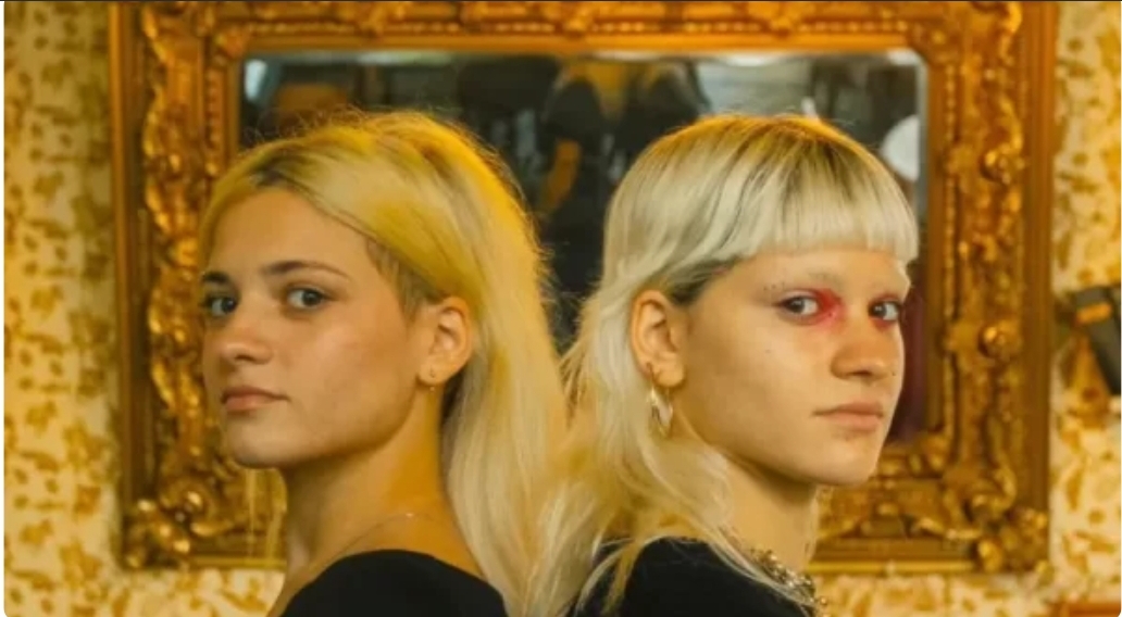 فتاة تعثر على شقيقتها التوأم عبر تيك توك بعد 22 سنة على فصلهما وبيعهما