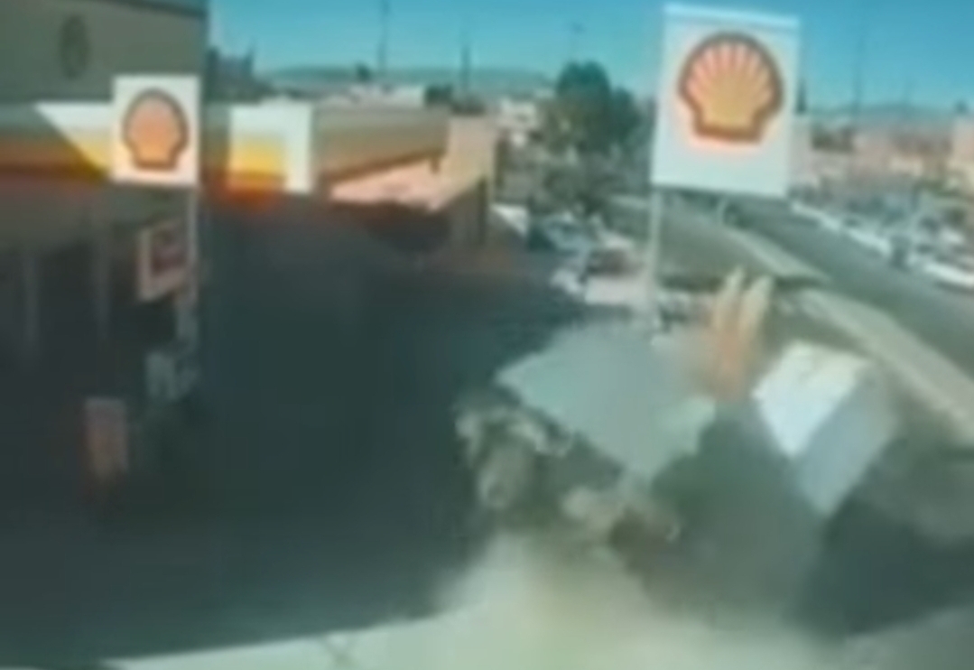 فيديو :     شاحنة كبيرة تقتحم محطة وقود وتخلف قتلى وجرحى