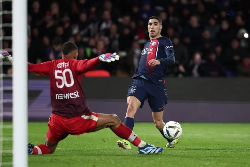 أشرف حكيمي يتألق في فوز باريس سان جيرمان بلقب السوبر الفرنسي ويستعد للكان