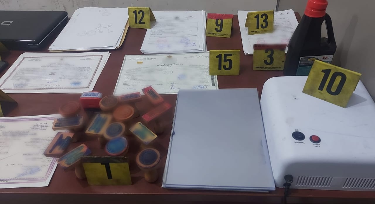 ضبط وإيقاف متورطين في تزوير وثائق وشهادات دراسية بالدار البيضاء