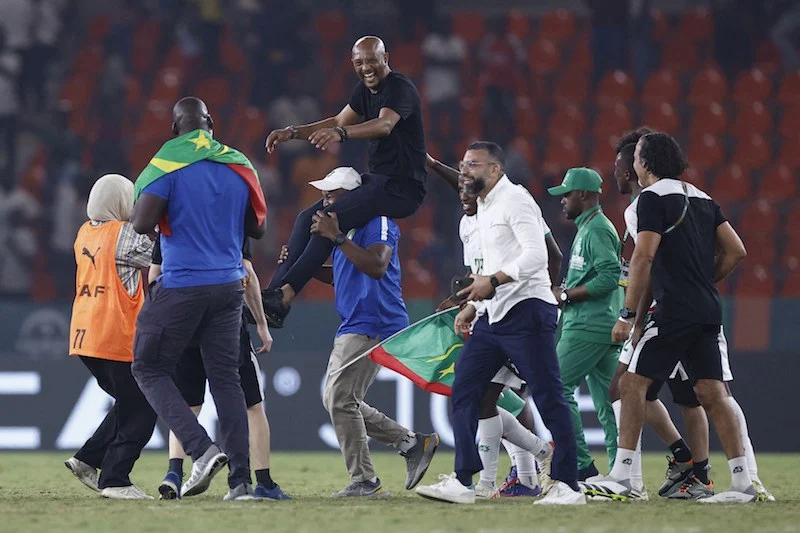 ناشطون جزائريون يربطون بين إقصاء الثعالب و عسكرية الرياضة