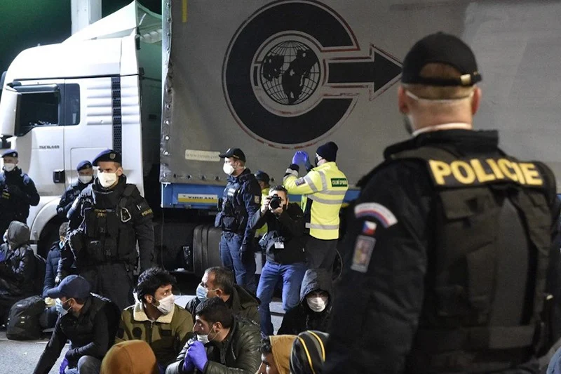 ترحيل أكثر من 1220 مهاجرًا في رومانيا