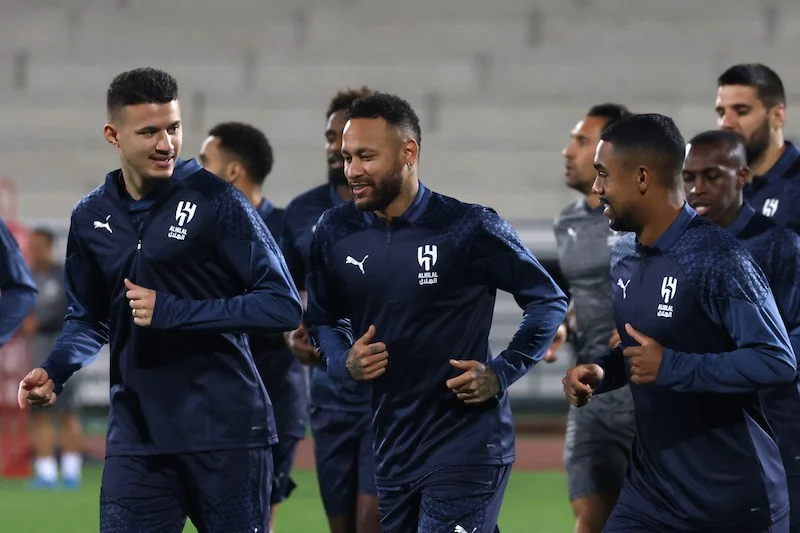 غموض حول موعد العودة.. الجهاز الطبي في الهلال يتابع بتوتر تقدم علاج نيمار