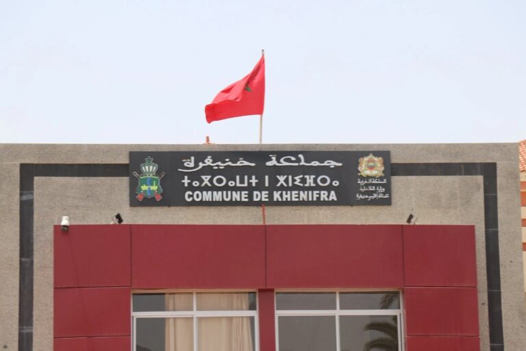 ضجة في خنيفرة.. جمعيات تدين الإقصاء وتتهم المجلس الجماعي بالتمييز في توزيع منح الدعم
