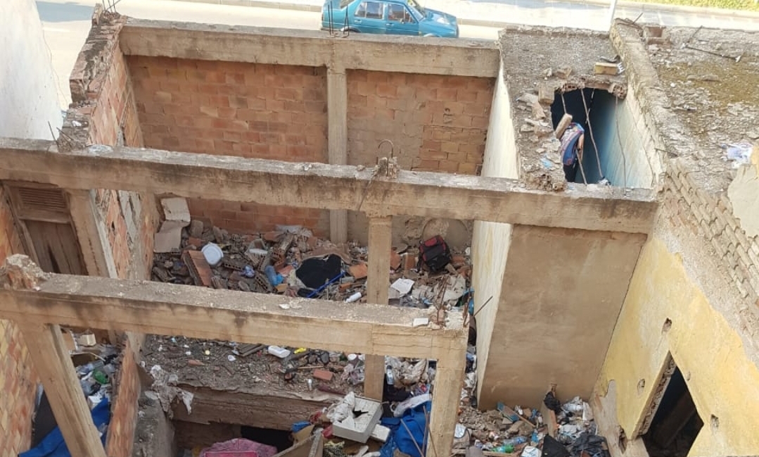 يهم عامل الناظور :   بناية مهجورة وآيلة للسقوط تهدد حياة المواطنين بحي أولاد ميمون