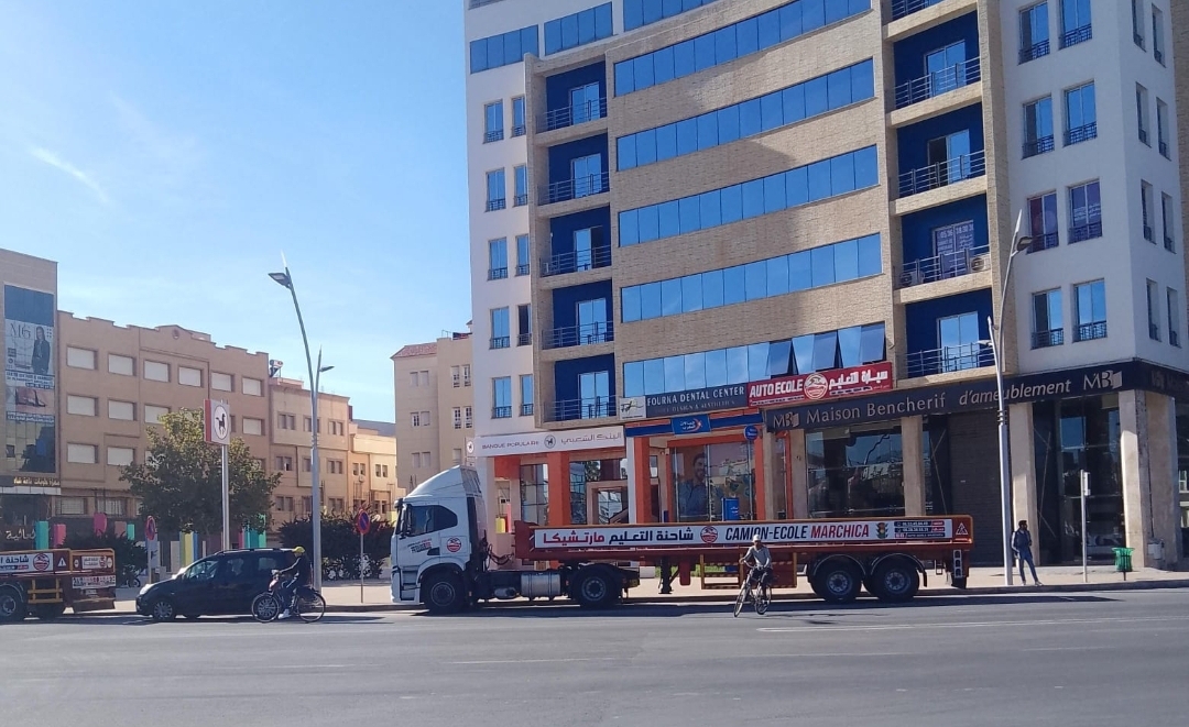 أمام تهاون المجلس الجماعي والسلطات … ركن غير قانوني لشاحنات يضيق الخناق على مدخل مدينة الناظور