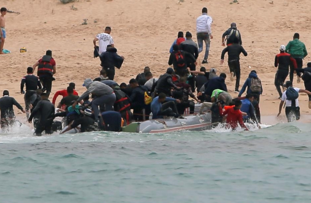 زعيمها يديرها من داخل السجن … تفكيك شبكة لتهريب “الحراگة” من المغرب
