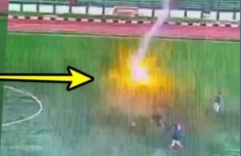 فيديو صادم :     مقتل لاعب كرة القدم داخل الملعب بعد أن باغثته صعقة رعدية