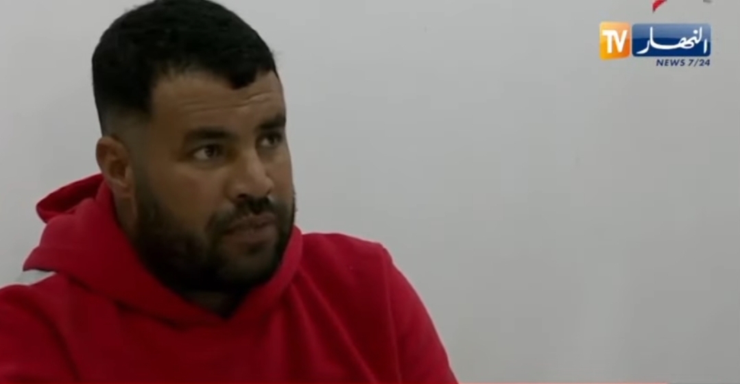 فيديو :      “ببغاء” جزائري يدعي أنه مغربي عبر رواية “مفبركة” تهجم فيها على المغرب من خلال مخرج غبي