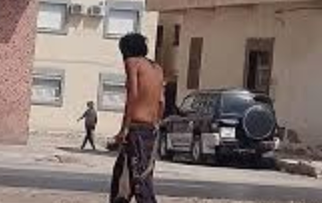 بعد جريمة المجنون وسط الناظور … حقوقيون يحملون المسؤولية للسلطات في إنتشار المختلين عقليا بالمدينة !!