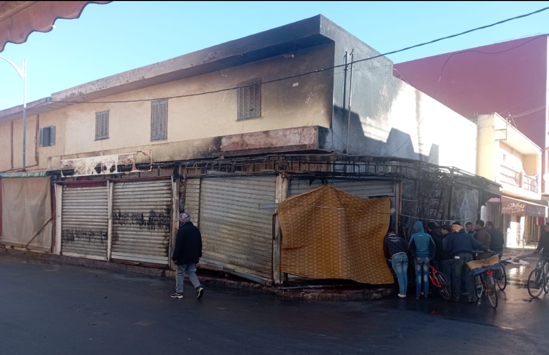 حريق مهول بمخبزة ودكاكين تجارية يتسبب في إنقطاع كلي للكهرباء على جماعتي بني درار وبني خالد بعمالة وجدة ويخلف خسائر فادحة !