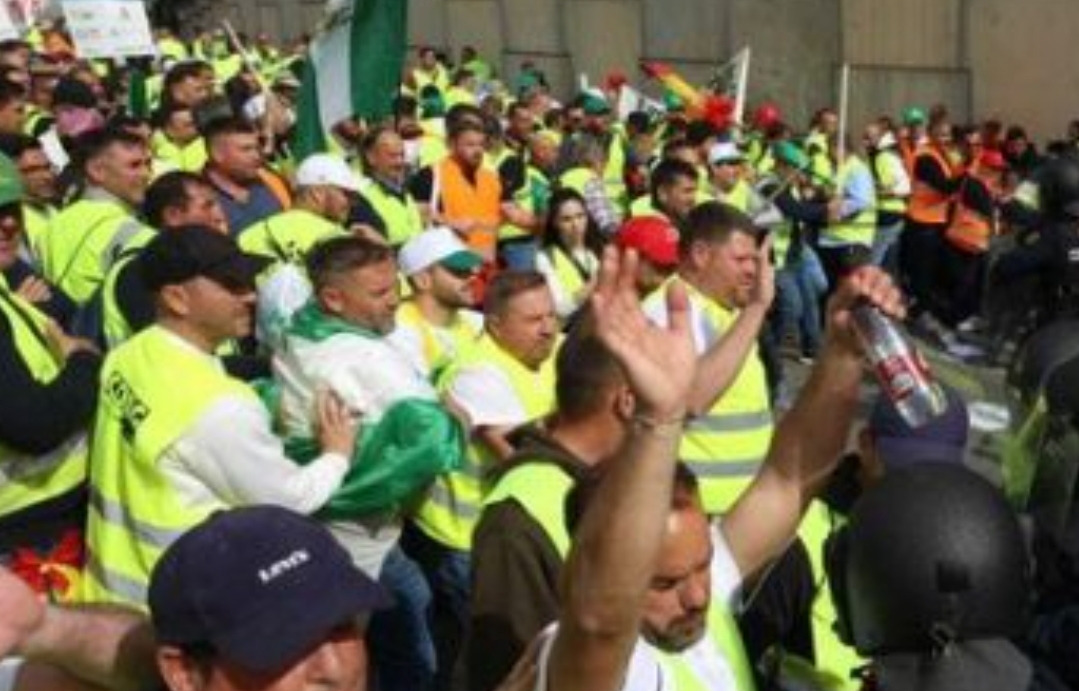 فلاحون إسبان يغلقون ميناء خزيرات أمام الشاحنات المغربية القادمة من ميناء طنجة والمحملة بالخضر والفواكه