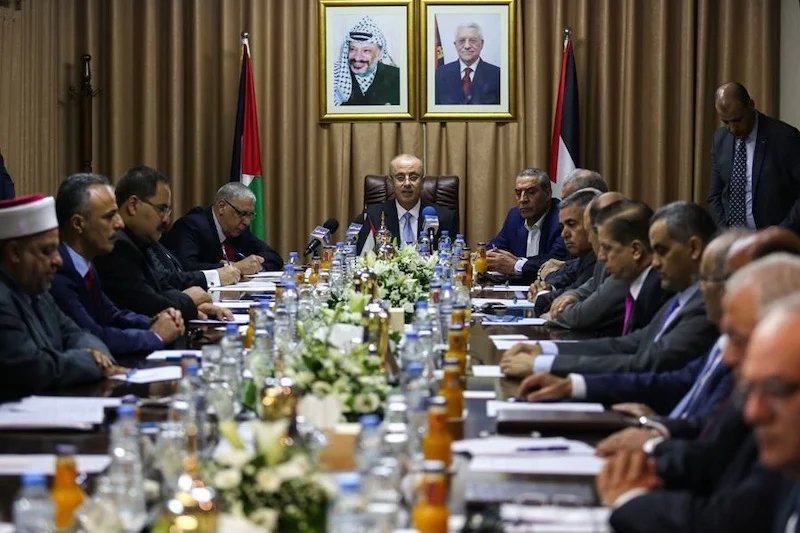 استقالة الحكومة الفلسطينية و تأثيره على الساحة السياسية