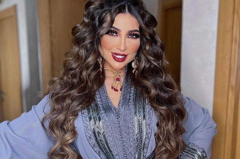 إمكانية تجريد دنيا بطمة من الأوسمة الملكية.. هل تُلتزم المملكة بالعقوبات القانونية؟