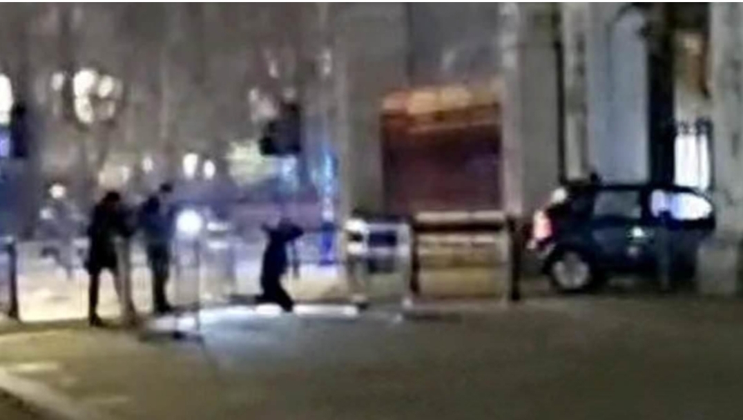 اعتقال شخص بعد إصطدم سيارته بقصر “باكنغهام” الذي يقيم فيه ملك بريطانيا