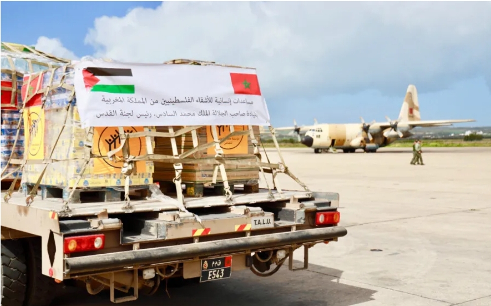 بعد تسليم مساعدات غذائية جوا أمس … المغرب يوجه مساعدات أخرى لسكان غزة وهذه المرة برا !!