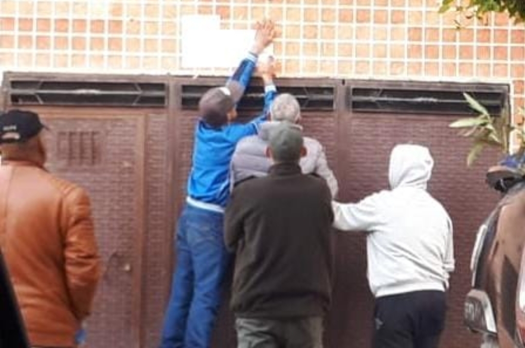 فيديو :  السلطات المحلية تقوم بإغلاق وتشميع مقاهي “الشيشا” ببني أنصار