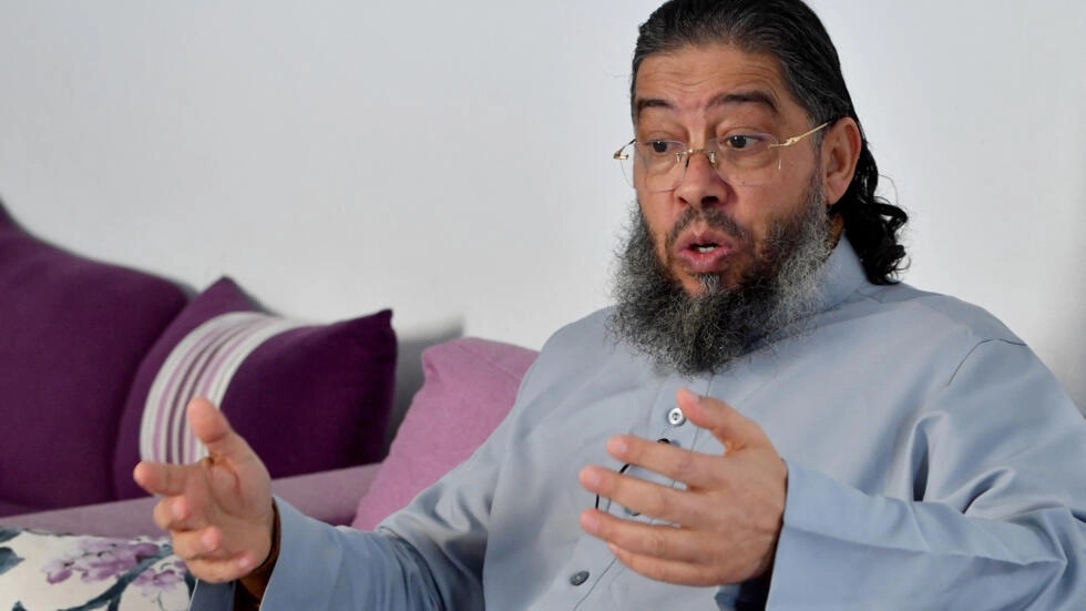إمام تونسي يثير جدلاً بتصريحاته المثيرة للجدل حول “العلم الفرنسي” وظهور “المهدي المنتظر”