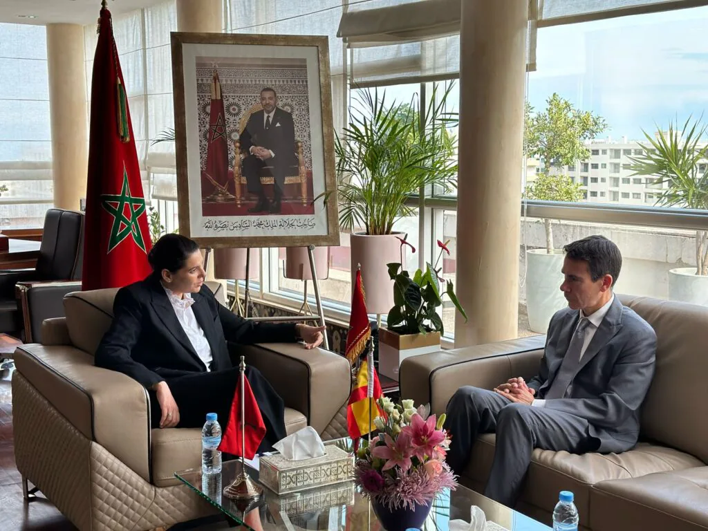 فضيحة وزيرة المغرب.. تتجاهل الصيام وتقع في موقف محرج أمام السفير الإسباني