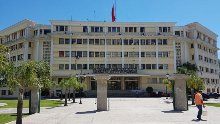 قرارات إغلاق محلات الغسيل والحمامات العصرية في طنجة.. تدابير جديدة لمواجهة أزمة المياه