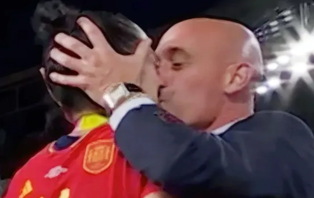 اعتقال الرئيس السابق لاتحاد الكرة الإسباني صاحب القبلة الشهيرة ، بمطار مدريد