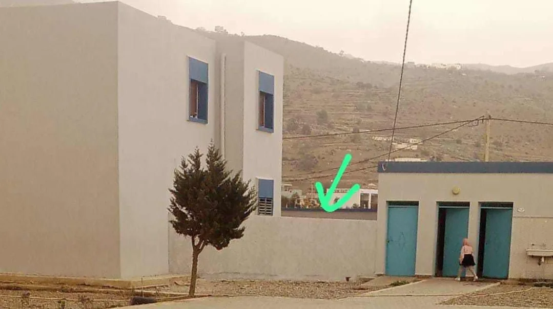 مدير مدرسة إبن المعتز بجماعة أتروكوت بالدريوش يتحول إلى “طاشرون” ويحول جزء من المؤسسة إلى مخيم صيفي له