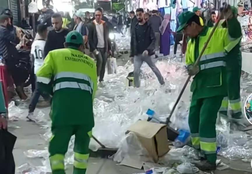 في صباح العيد … معاناة عمال النظافة تتضاعف في الناظور بسبب مخلفات تجار سوق أولاد ميمون