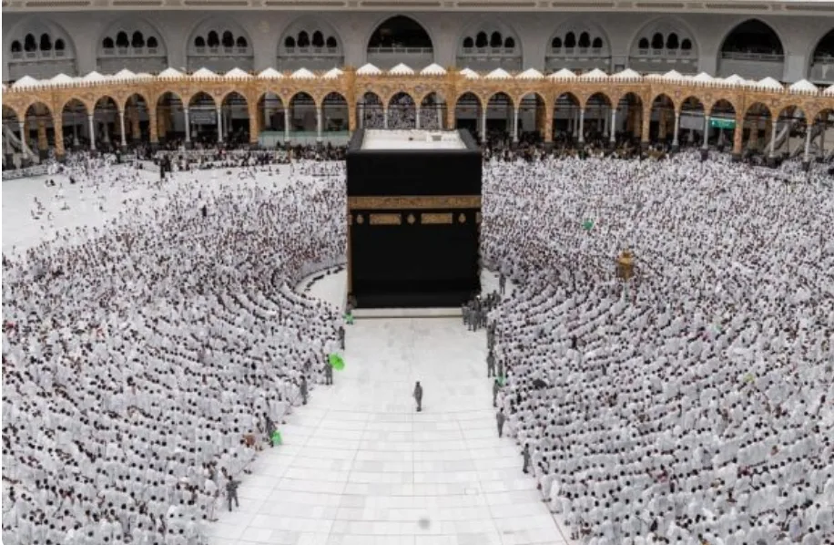 ملايين المصلين يؤدون صلاة عيد الفطر المبارك بالحرمين الشريفين