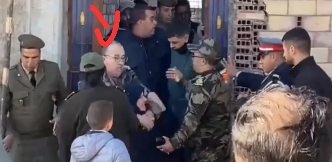فيديو شائن :     خليفة قائد بجماعة بنطيب بالدريوش “يلطخ” سيدة بقوة مع الأرض خلال عملية هدم منزلها