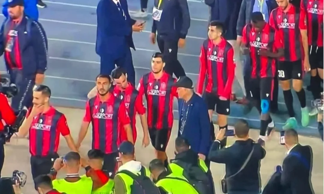 بعد الهزيمة ب 3 / صفر  … رسميا :    غدا الجمعة سيحط فريق إتحاد “كابرانات” العاصمة الجزائري بوجدة عبر طائرة مصرية لمنازلة فريق نهضة بركان