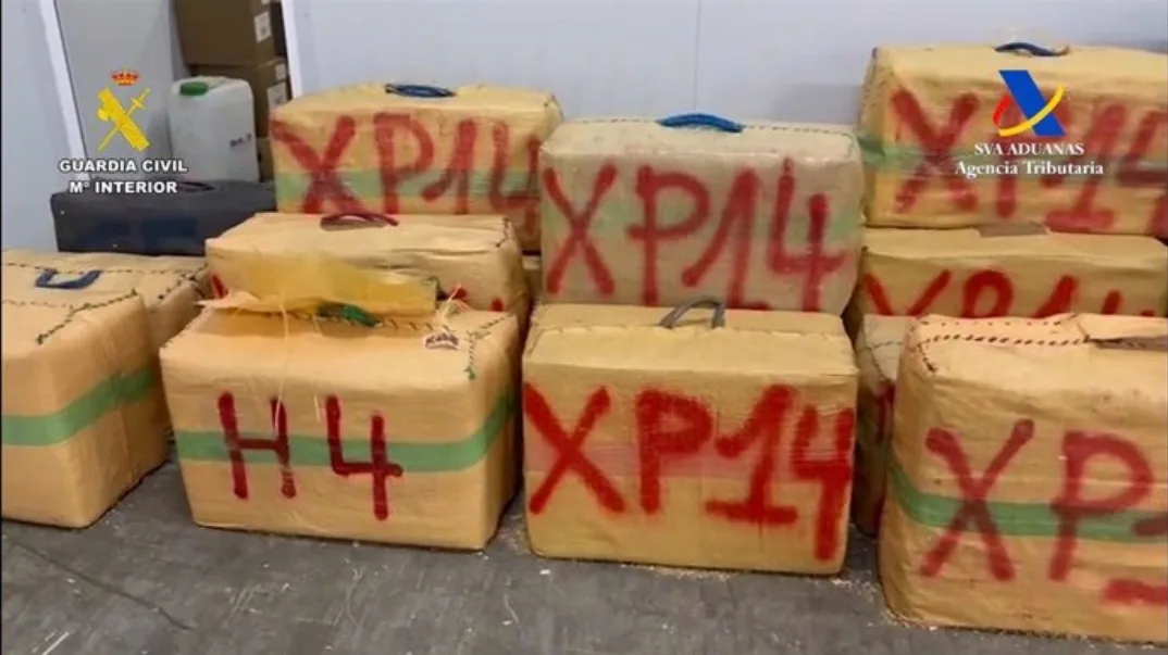 مرت بطريقة غريبة على جمارك ميناء طنجة المتوسط … شرطة ميناء الجزيرة الخضراء تحجز 25 طنا من الحشيش على متن شاحنة مغربية